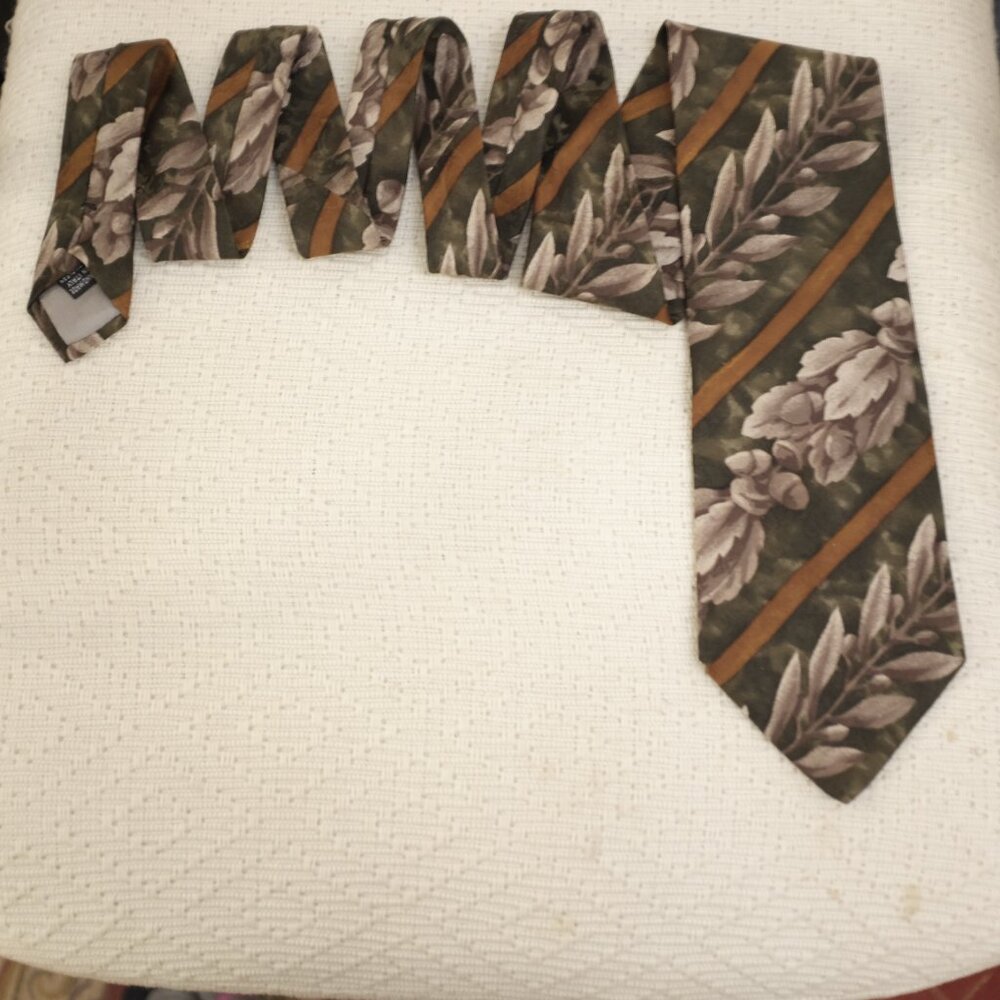 Sazzari green tie with white floral handmade in Italy 100% silk